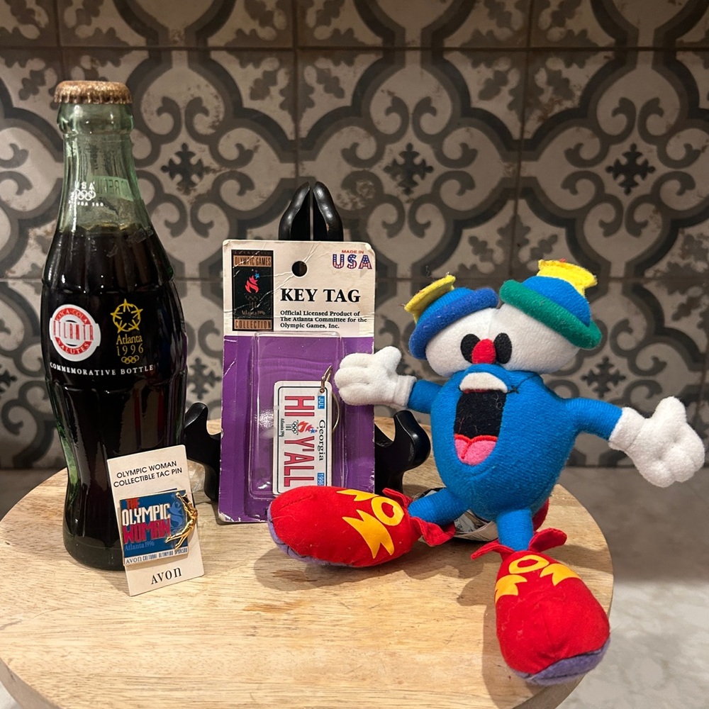 VINTAGE 1996 Olympic Collectible 4 Piece Set- Coke, Izzy Mascot, Key Chain & Pin